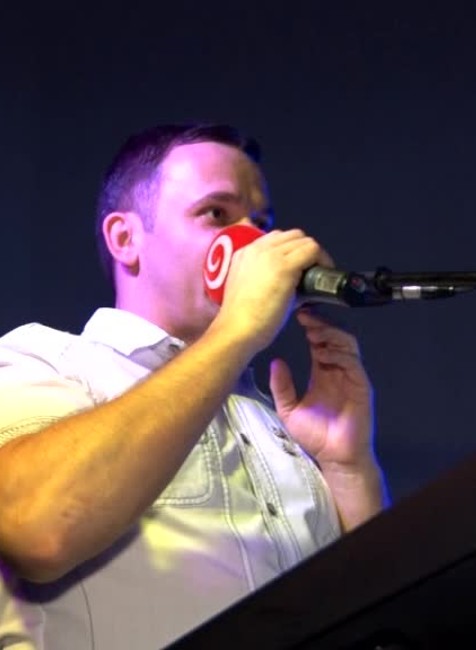 Sála plná mladých ľudí. Na Štefana sa bavia starí, aj mladí a dokonca aj cudzinci na Slovensku