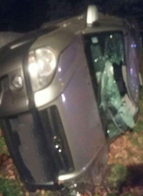 Pri nočnej nehode sa zrazili tri autá. Jedno z nich vyletelo na chodník a zachytilo dvoch chodcov