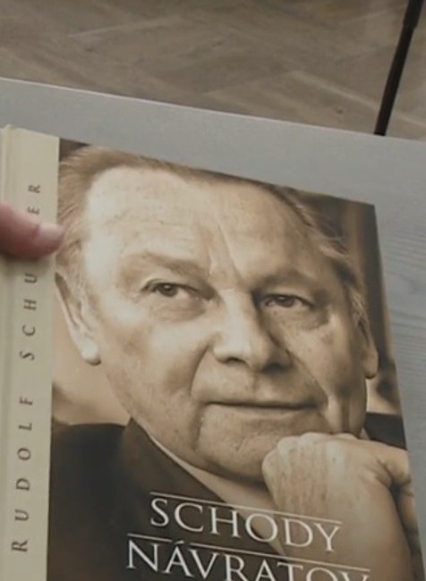 Exprezident Rudolf Schuster získal spisovateľskú cenu