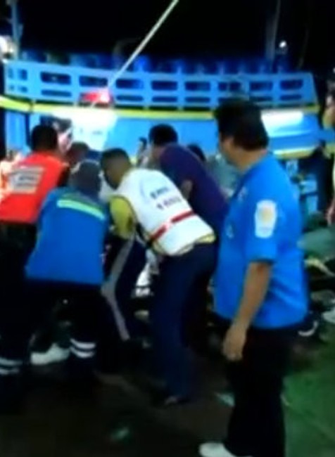 prevrátená loď v Thajsku 