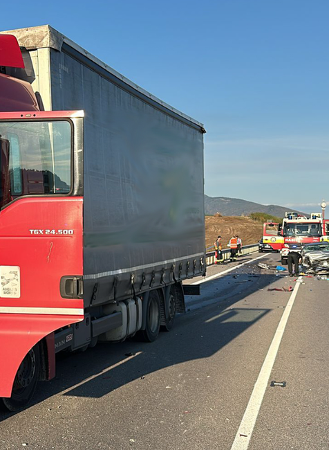 Zrážka osobného auta s dvoma kamiónmi 