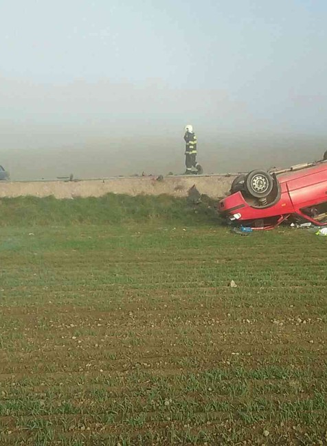 Pri nehode dvoch áut, neďaleko Hniezdneho, zasahujú záchranné zložky. Na pomoc priletel aj vrtuľník
