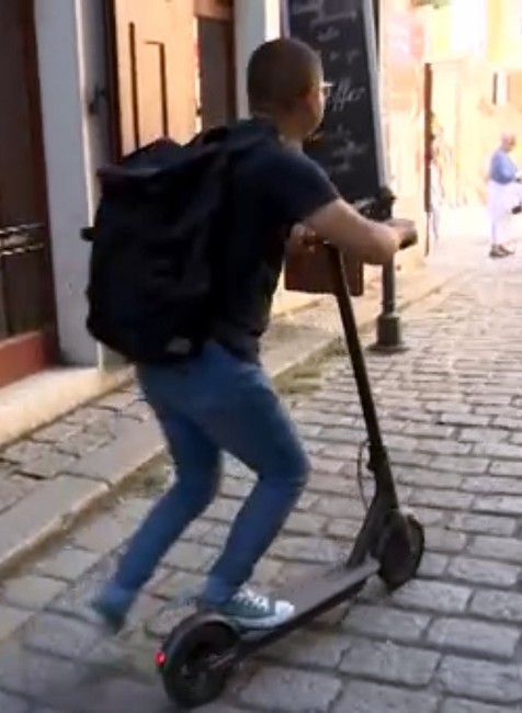 Nový trend v doprave už stál život piatich ľudí. Výrazné obmedzenie zvažuje aj Slovensko