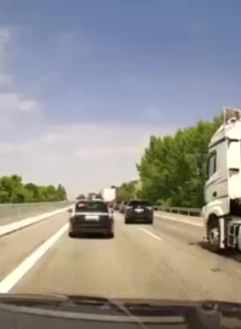 Šialený kamionista vytláčal autá do zvodidiel 