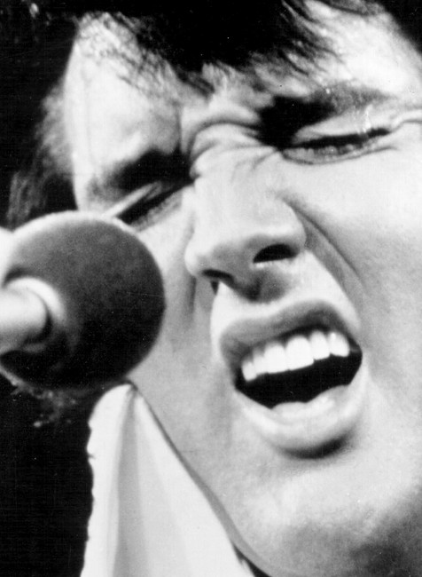 Elvis Presley spieva