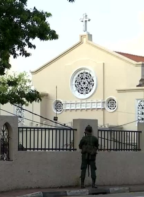 Na Srí Lanke sa koná prvá pravidelná nedeľná omša. Vojaci prehľadávajú všetkých, ktorí sa chcú zúčastniť