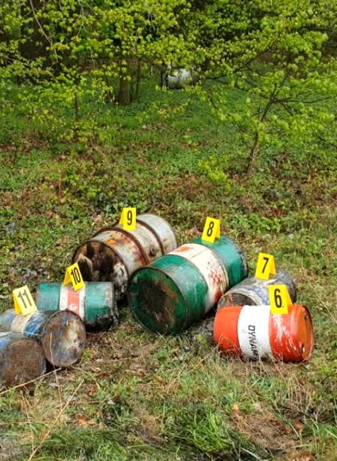 Nádoby plné nebezpečného odpadu vyhádzané v turistickej oblasti. Hrozila ekologická katastrofa