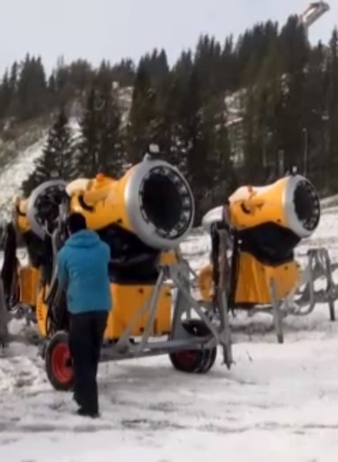 Napadol prvý sneh. Sypači si nepamätajú takú skorú nádielku