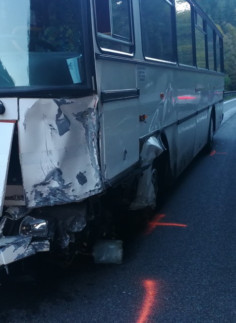 Vážna dopravná nehoda sa skončila tragicky. V autobuse boli desiatky cestujúcich