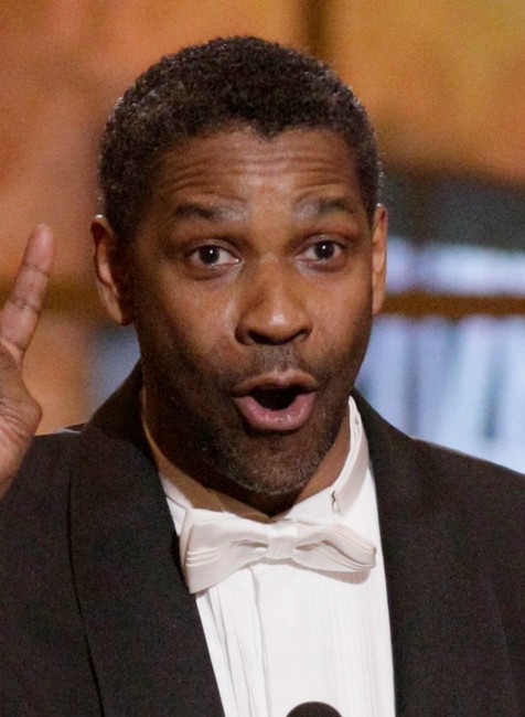 denzel washington ukazuje dva prsty, smiesna tvar