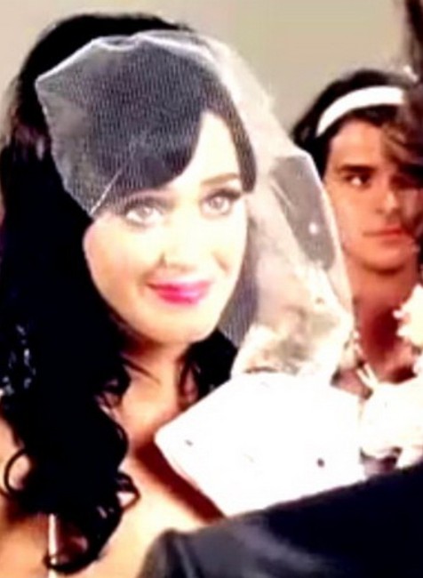 Katy Perry, svadobný závoj, svadba, ženích odzadu