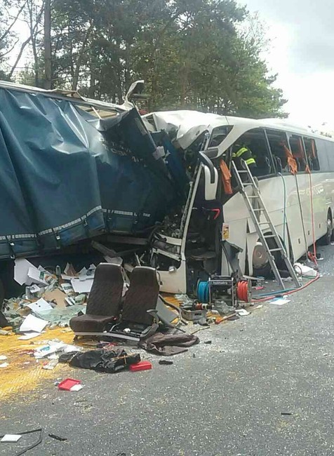 nehoda D2 bus kamion HAZZ (1)