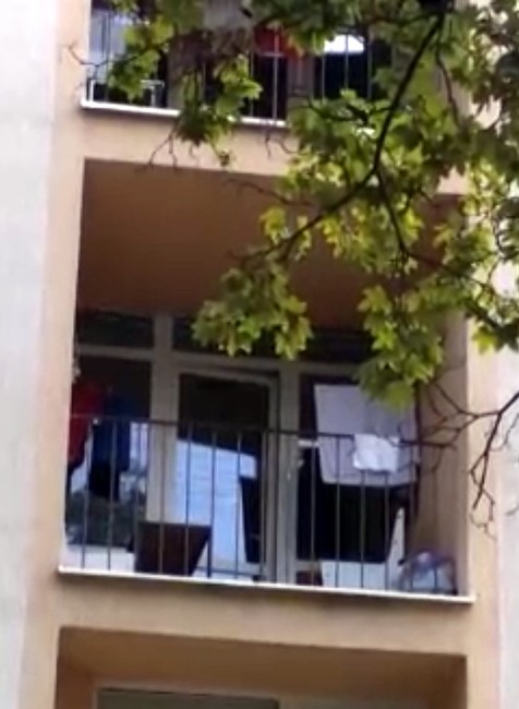 Priateľku mal vyhodiť z balkóna. Súd pokračoval výsluchom svedkov