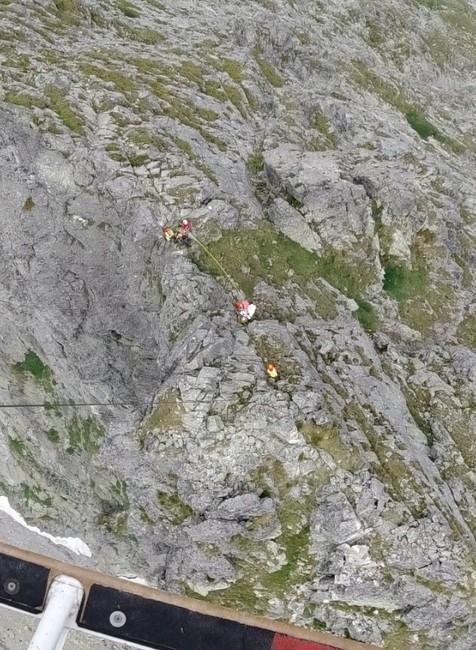 Záchranná akcia na Karbunkulovom hrebeni HZS zranene turistky (1)