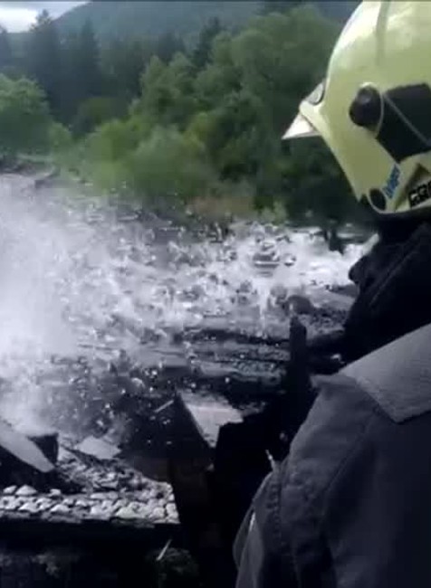 [multi] VIDEO: Hotel opäť zachvátili obrovské plamene, teraz zhorel do tla 7229