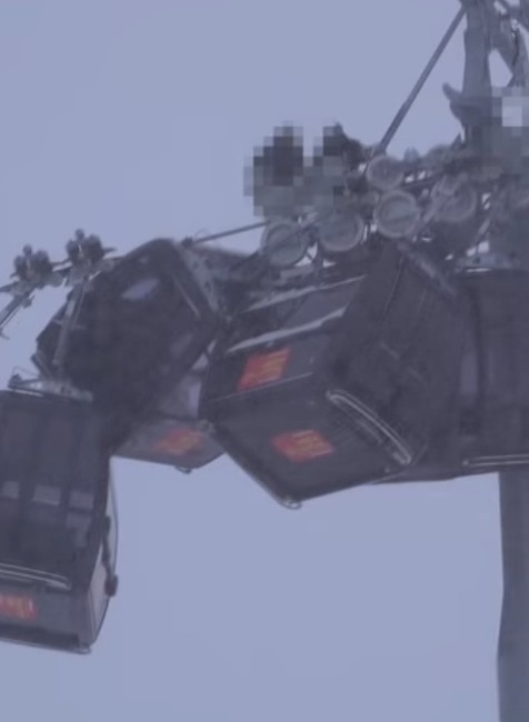 VIDEO: Desivý pohľad na svahu. Na lanovke skončilo v sebe 5 kabínok 