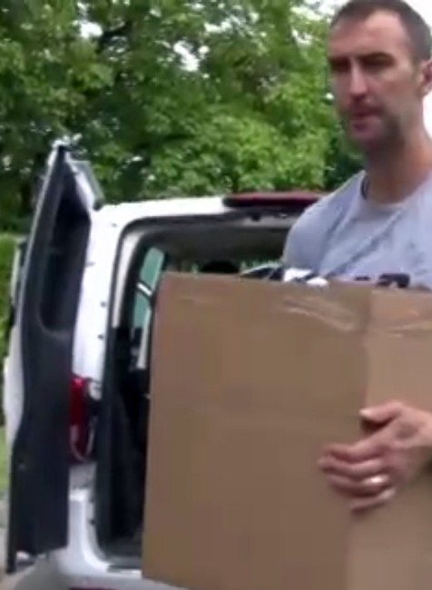 Zdeno Chára obúval deťom topánky. Hokejová hviezda nezabúda na tých, ktorí potrebujú pomoc