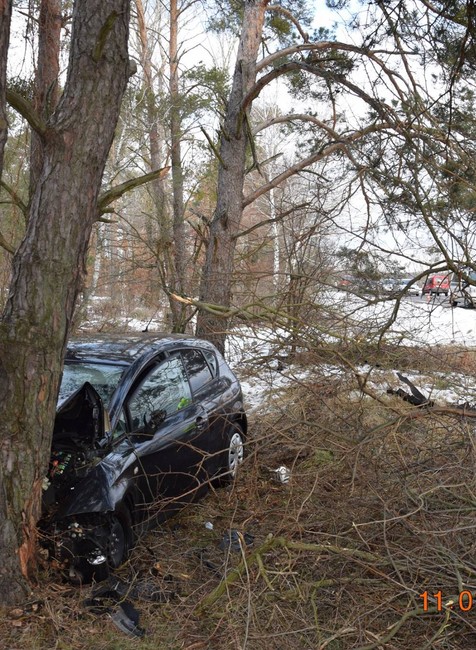 Vodič zišiel z cesty a narazil do stromu. Na mieste zasahoval vrtuľník