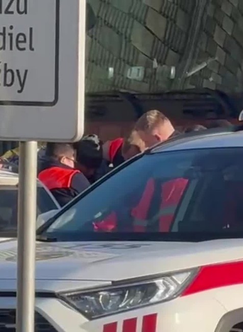 [multi] na dialnici sa zrazila sanitka s autom 3375