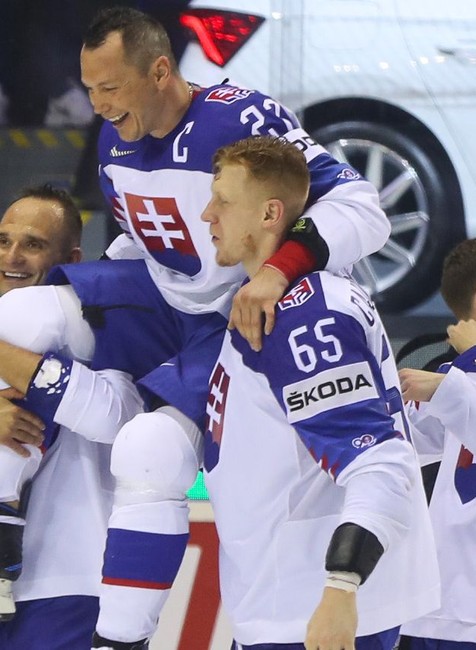 Ladislav Nagy na rukách spoluhráčov