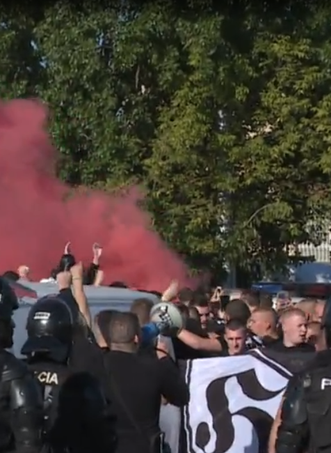 Súboj tradičného derby neskončil len na trávniku. Zápas opäť sprevádzalo primitívne chovanie fanúšikov