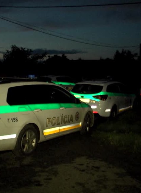 [multi] Ozbrojená skupina mužov vtrhla do domu a všetko demolovala. Jednu z domácich zranili sekerou 20