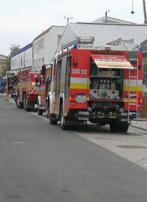 pri zimnom štadióne zasahujú hasiči 