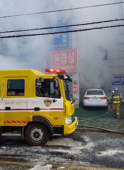 Požiar v nemocnici si vyžiadal desiatky mŕtvych