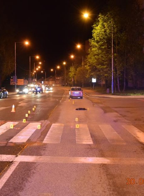 Z prechádzky so psami sa domov nevrátil. Chodca zrazilo auto na priechode