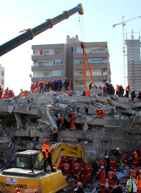 Ničivé zemetrasenie v Turecku a Grécku 