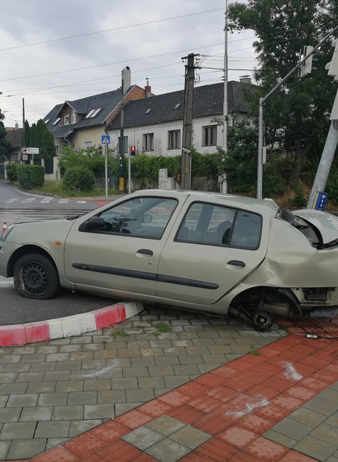 Nehoda auta s autobusom 