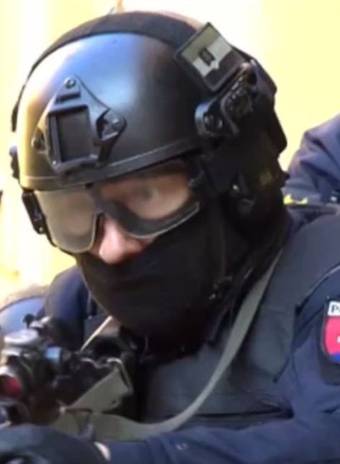 Anonym dáva vláde ultimátum.