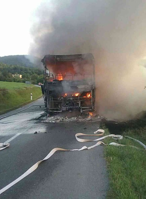 Autobus pri Sabinove zachvátil požiar, sedeli v ňom aj cestujúci