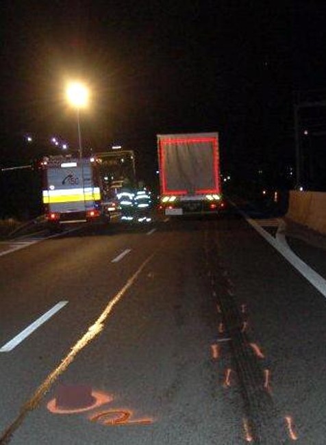 Nehoda na ceste. Kamión zrazil chodkyňu