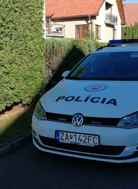 Polícia zasahuje na mieste činu