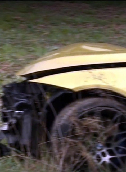 Betónový stĺp na dve časti, padnuté elektrické vedenie a zdemolované auto. Vodič dostal šmyk