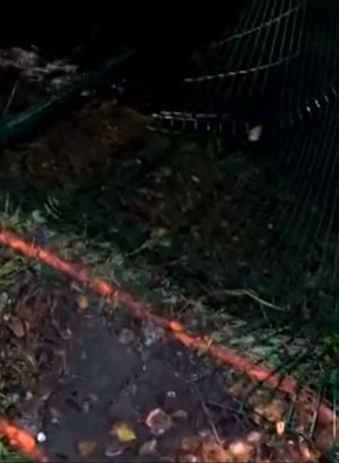 Opitý vodič zaparkoval auto v potoku. 