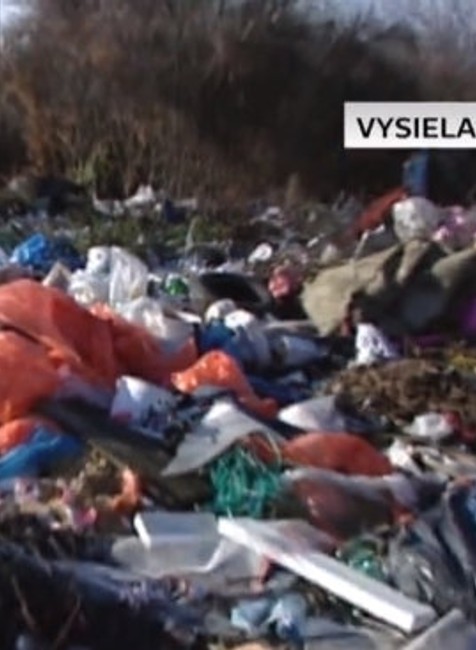 Železničnú trať smerom do Bratislavy pred rokmi obsypali odpadom. TV JOJ sa na čiernu skládku pozrela aj teraz