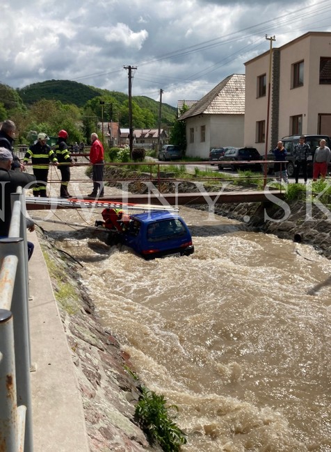 Záchranná akcia v obci Voznica