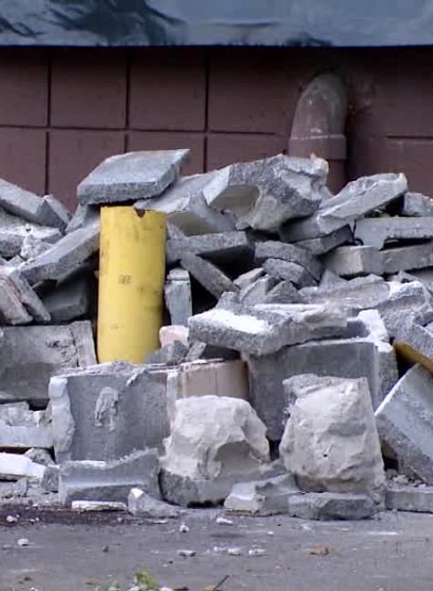 Túžba po alkohole bola asi mocná. Zlodeji si cestu do obchodu prerazili bagrom