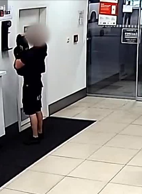 Ukradnutý defibrilátor z autobusovej stanice už opäť visí na svojom mieste. Vrátil ho sám zlodej