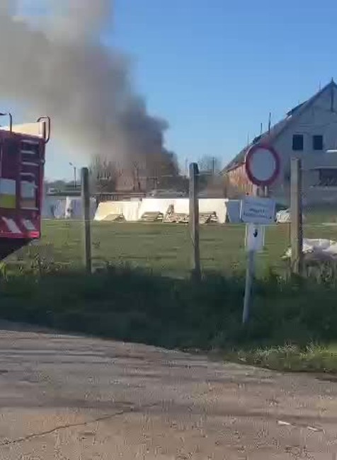 [multi] Masívny požiar haly pri Leviciach. 6891