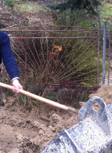 Farmár Miloš s lopatou