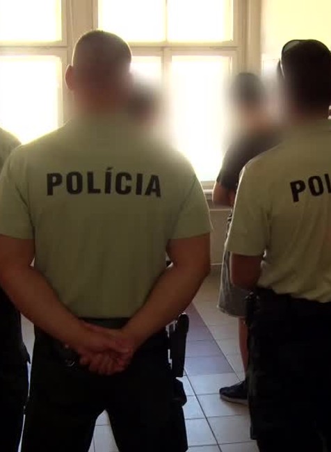 [multi] Dvaja tínedžeri z Prievidze sú obvinení zo znásilnenia dvanásťročných dievčat. Sudca ich pustil na slobodu 5267