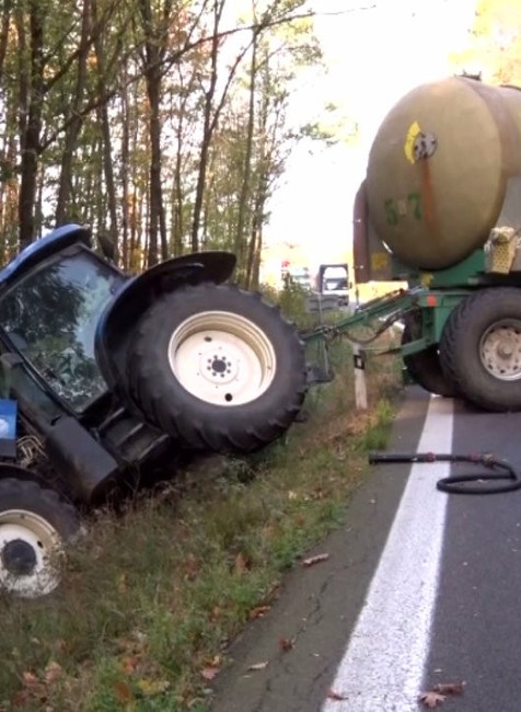 Traktor skončil v priekope