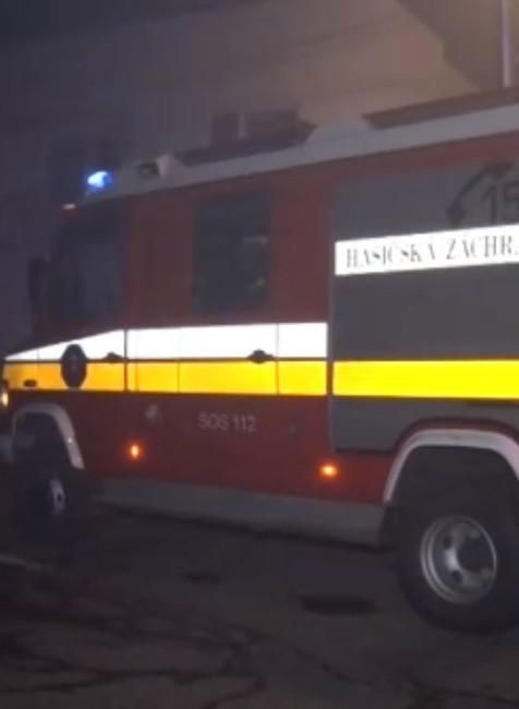 V noci úradoval podpaľač. Auto polial horľavinou a zapálil fakľou