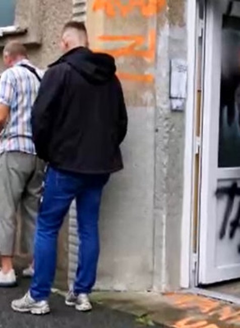 FOTO: Hanlivé nápisy na fasáde a poškodené dvere i okná. Nie je vylúčené, že motívom bola pomsta žene