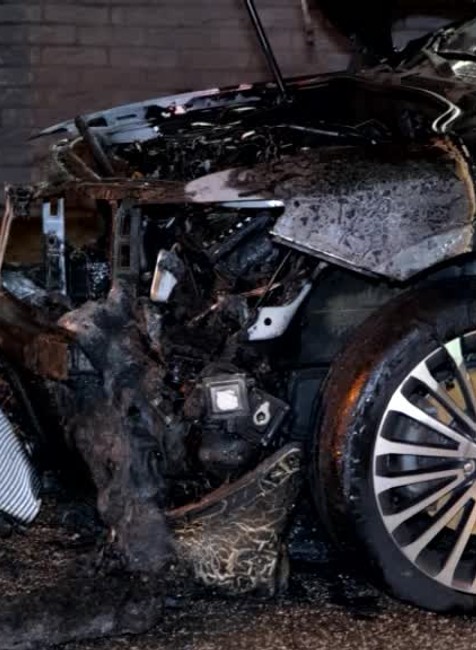 Páchateľ podpálil auto uprostred Žiliny. Oheň dostali pod kontrolu až hasiči