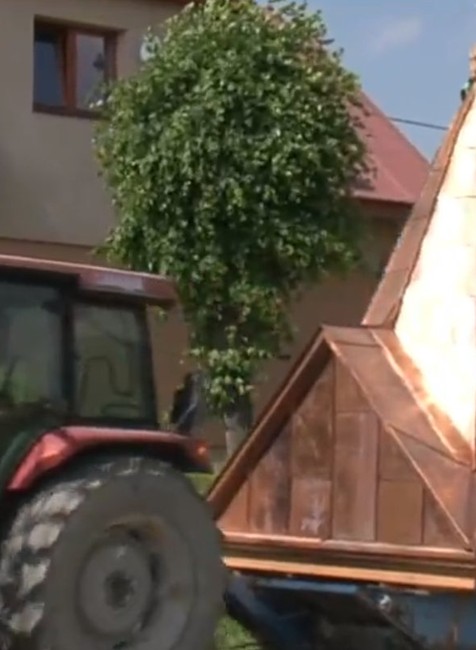 Živých zvoláva, mŕtvych odprevádza a blesky láme. Dedinou Mútne sa už ozýva hlas zvonu