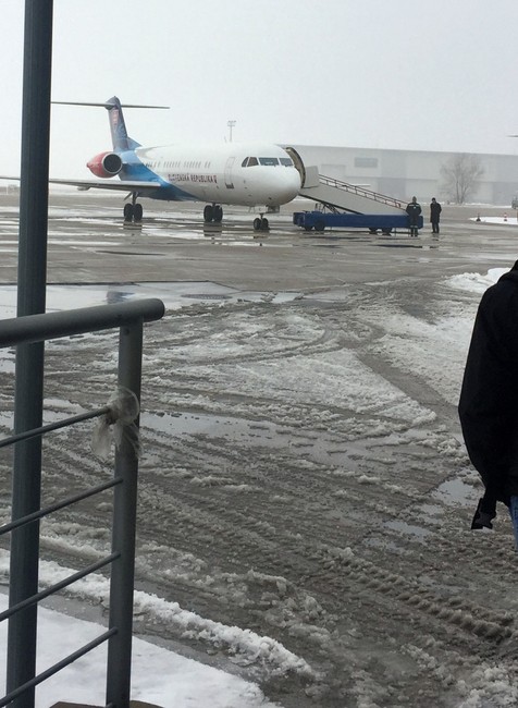 Malta - novinári idú k lietadlu